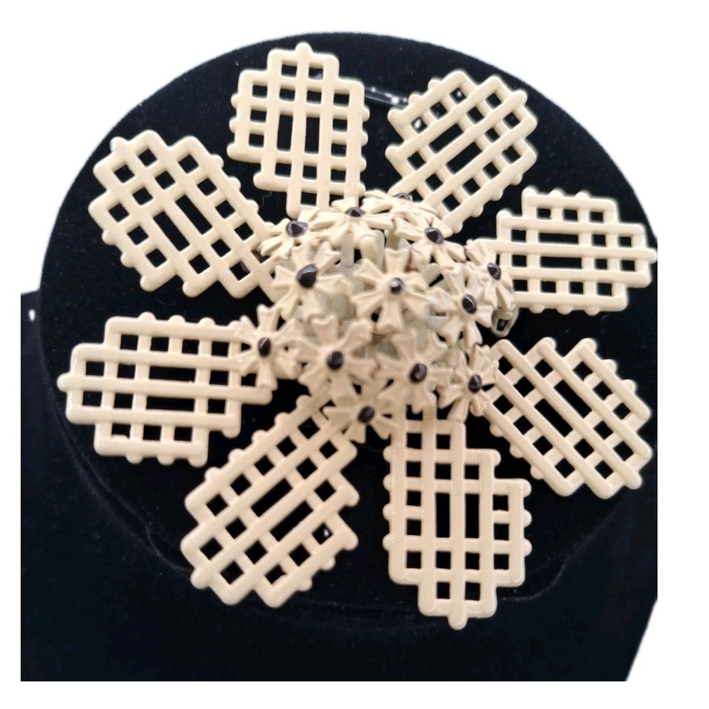 Vintage Metal Creme Color Waffle Design Flower Pin Brooch